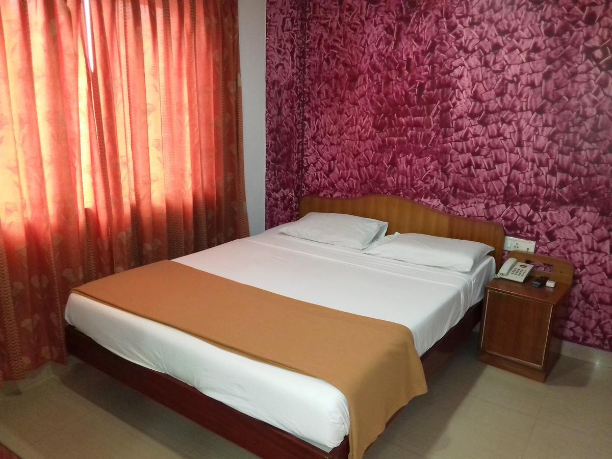 Hôtel Sri Srinivasar Residency à Vellore Extérieur photo
