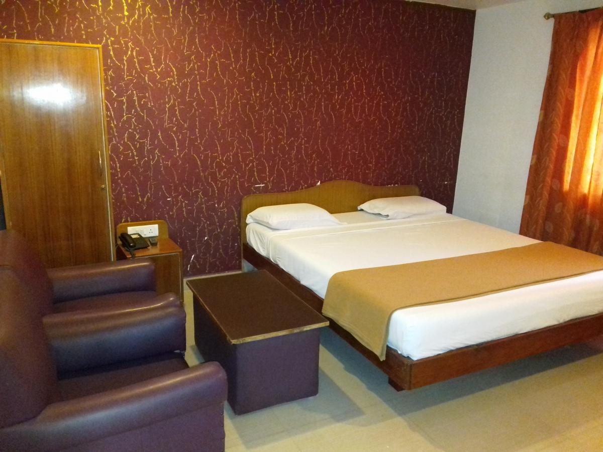 Hôtel Sri Srinivasar Residency à Vellore Extérieur photo