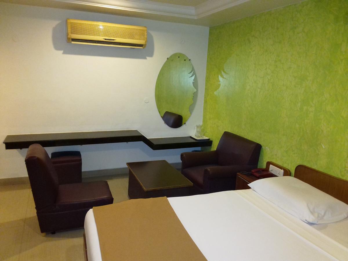 Hôtel Sri Srinivasar Residency à Vellore Extérieur photo