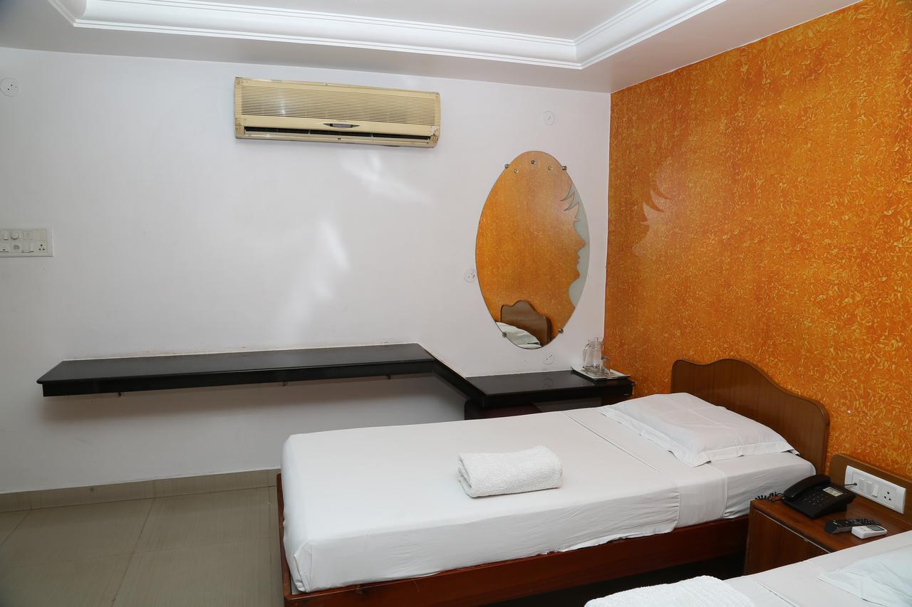 Hôtel Sri Srinivasar Residency à Vellore Extérieur photo