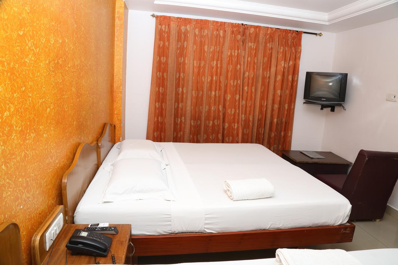 Hôtel Sri Srinivasar Residency à Vellore Extérieur photo