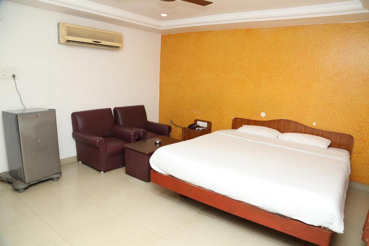 Hôtel Sri Srinivasar Residency à Vellore Extérieur photo